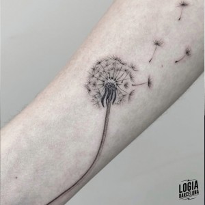 tatuaje_brazo_flor_alogdon_logia_barcelona_paula_soria